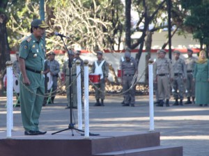 Penjabat Bupati Gowa, H Muh Sidik Salam Memulai Aktivitas di Pemkab Gowa dengan bertindak sebagai Inspektur Upacara. -foto/humas-
