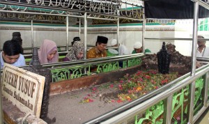 Penjabat Bupati Gowa H.Muh Sidik Salam bersama keluarga ziarah ke makam Syekh Yusuf. -Dok Humas Pemkab Gowa-