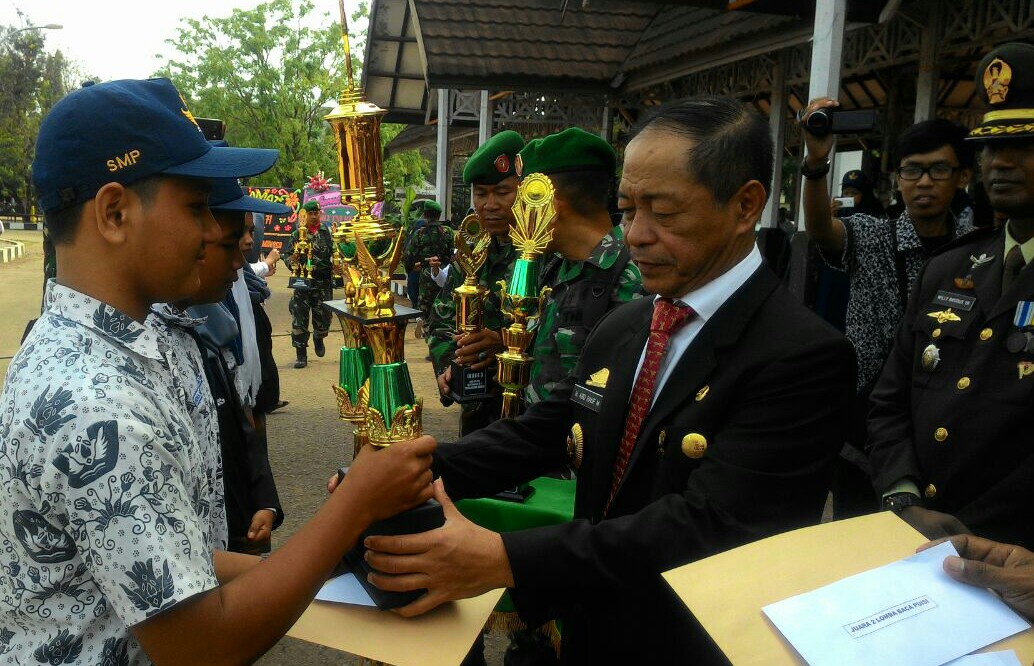 Wabup Serahkan Piala Lomba Seni HUT TNI Ke-71