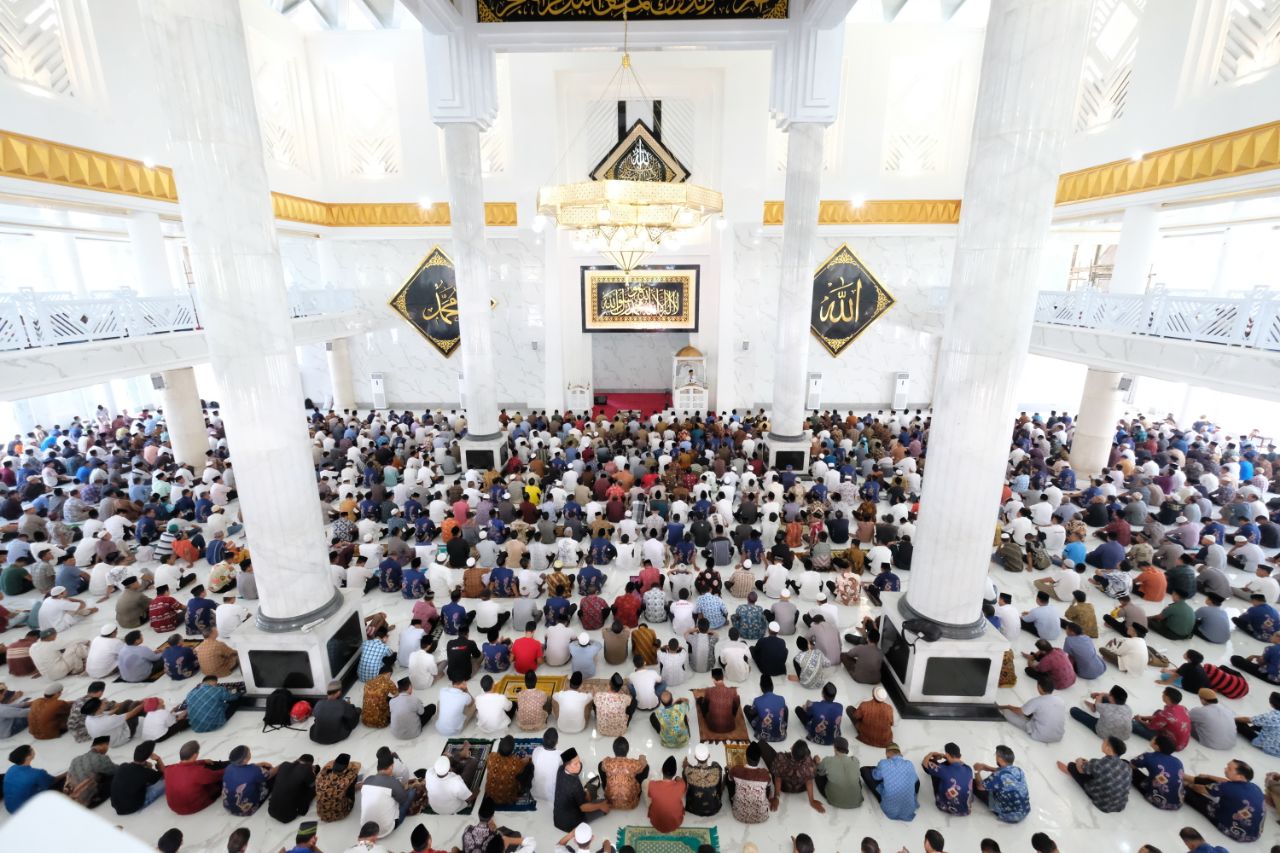 Masyarakat Kagum Lihat Masjid Agung Syekh Yusuf