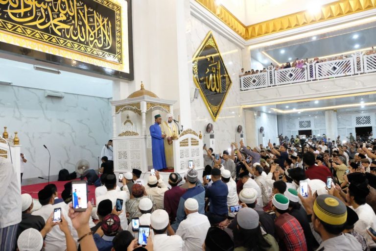 Imam Masjidil  Haram  Pimpin Sholat  Tarwih di Masjid Agung 