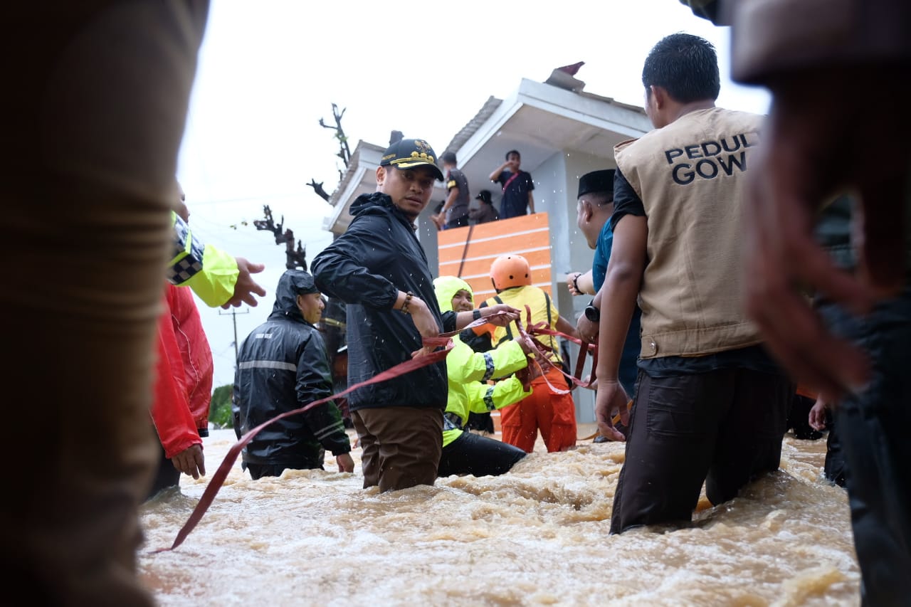 Bupati Gowa Turun Langsung Evakuasi Warga di Pallangga