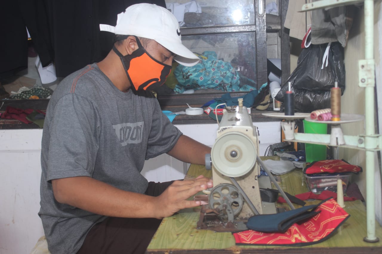 Bupati Adnan Ajak Warga Gunakan Masker Kain dari Pengrajin Lokal