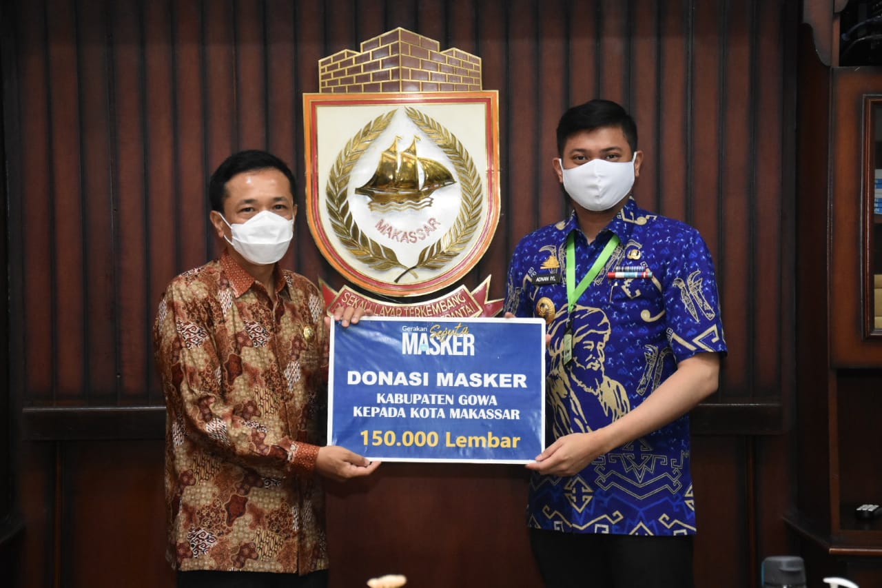 Bupati Gowa Serahkan 150 Ribu Masker kepada Walikota Makassar