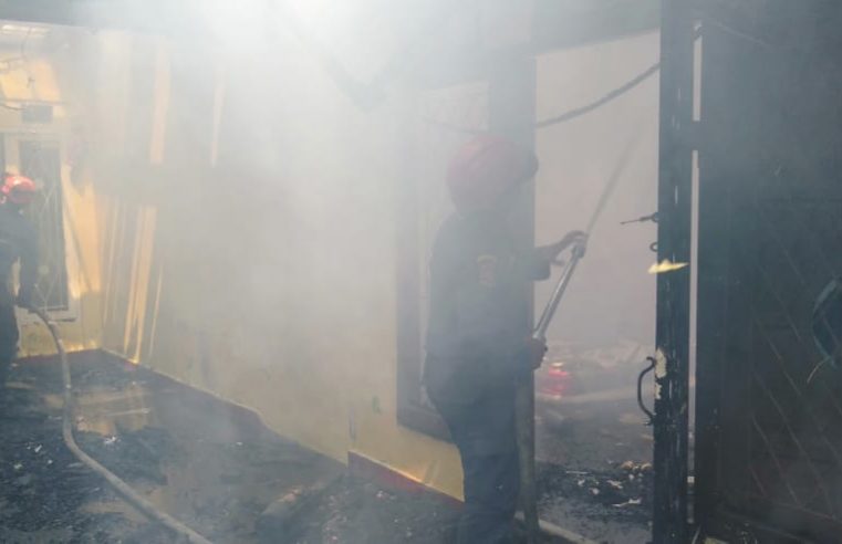 Kebakaran di Jalan Matahari, Damkar Gowa Langsung Turunkan Dua Armada