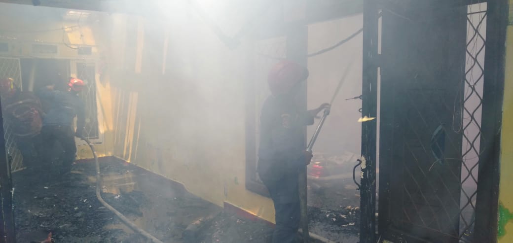 Kebakaran di Jalan Matahari, Damkar Gowa Langsung Turunkan Dua Armada