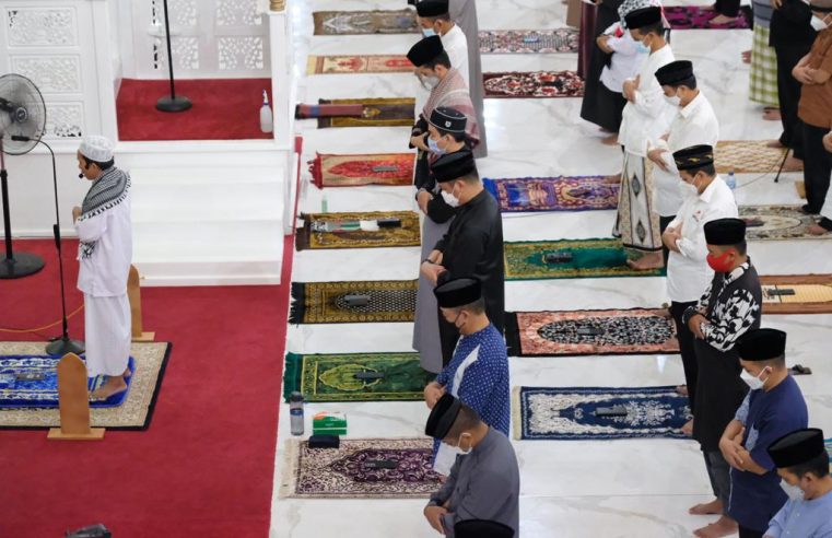 Bupati Gowa Bersama Masyarakat Shalat Gerhana di Masjid Agung Syekh Yusuf