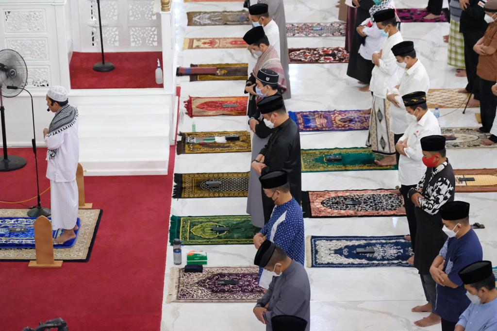 Bupati Gowa Bersama Masyarakat Shalat Gerhana di Masjid Agung Syekh Yusuf