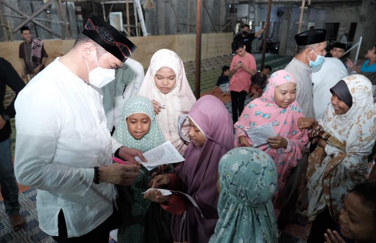 Usai Tarawih Bersama, Adnan Dikerumuni Anak-anak Pengisian Buku Amaliah Ramadan