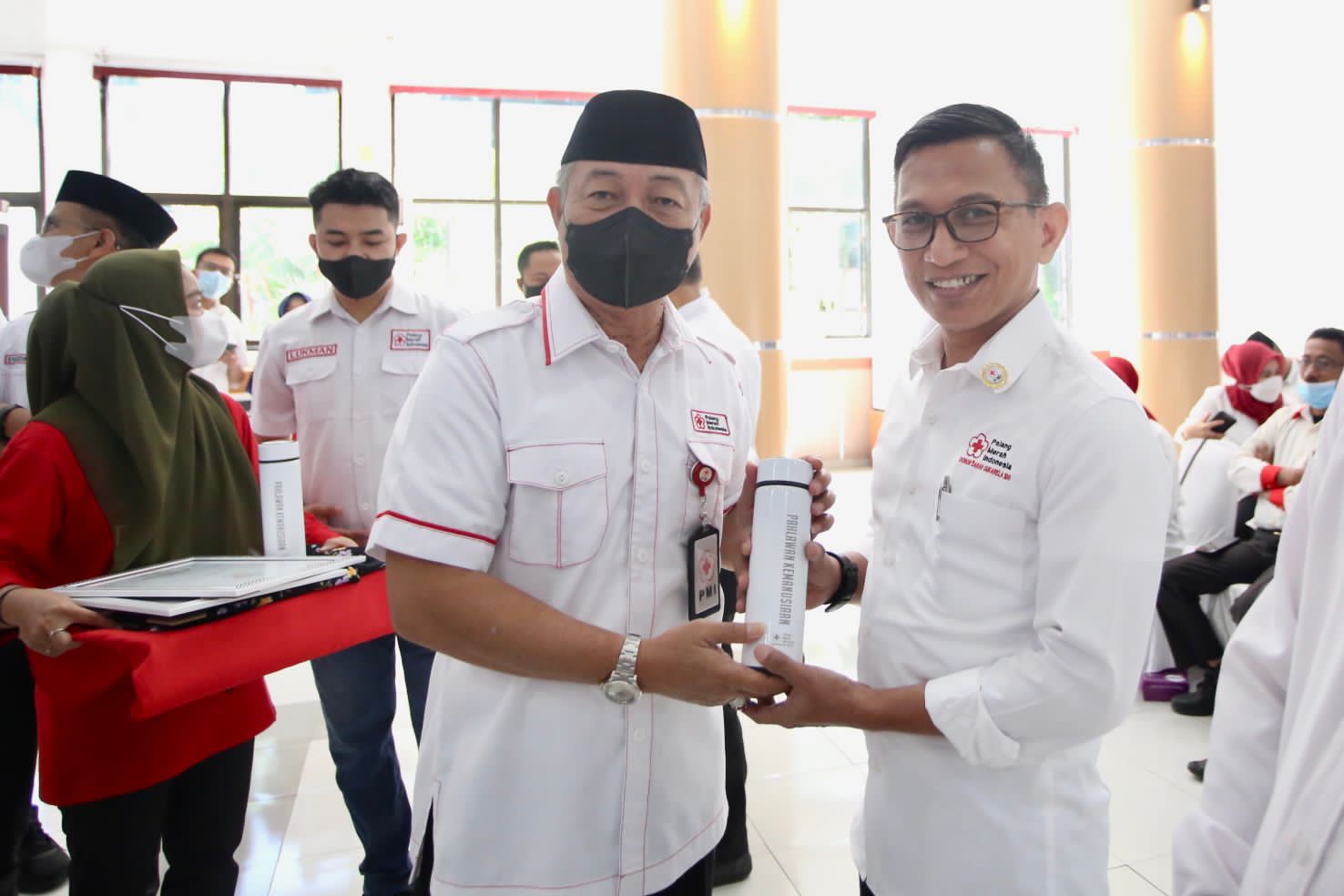 Ketua PMI Gowa Beri Penghargaan untuk Kecamatan dan Relawan Pendonor Darah Terbanyak