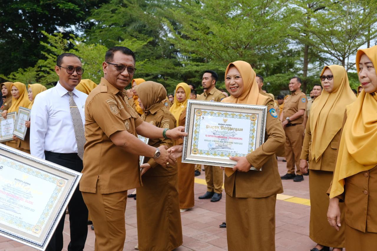 Sekda Gowa Serahkan 21 Piagam Penghargaan Adiwiyata 