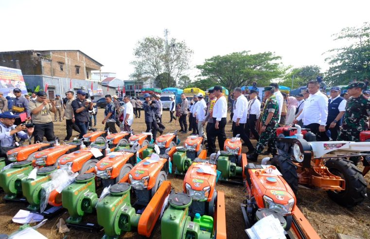 Kunker di Gowa, Mentan RI Serahkan Berbagai Bantuan Alat Pertanian 