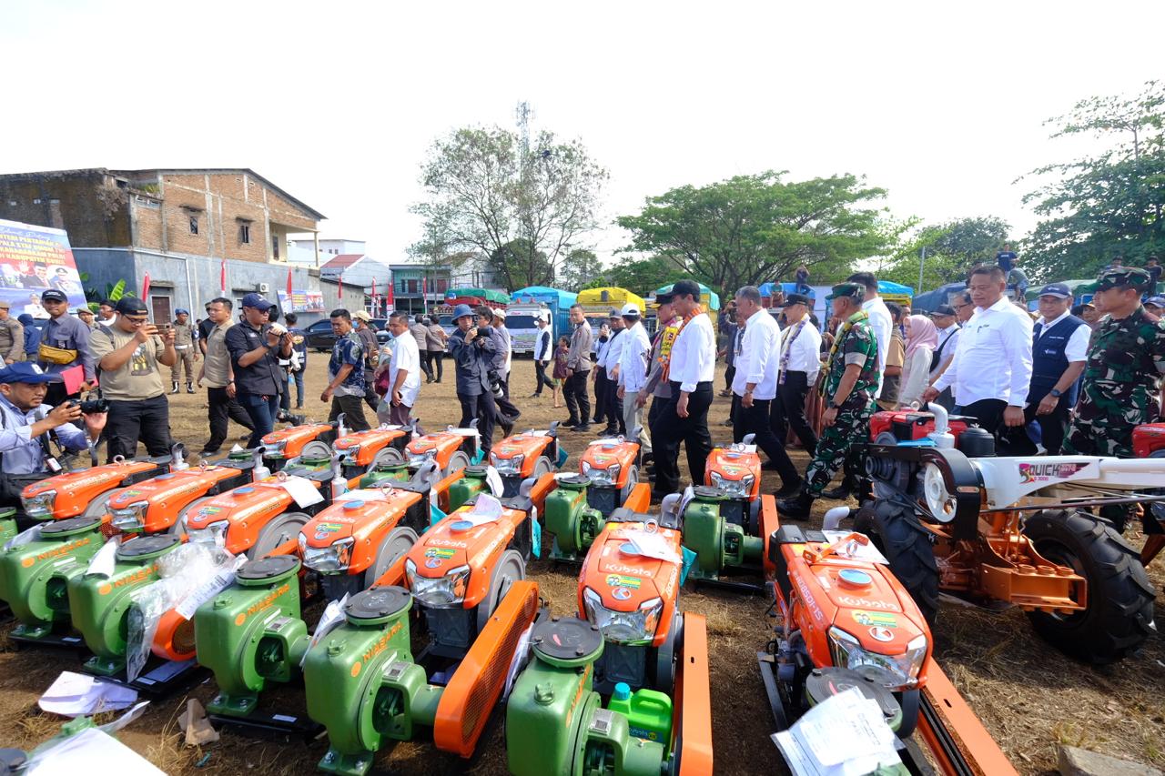 Kunker di Gowa, Mentan RI Serahkan Berbagai Bantuan Alat Pertanian 