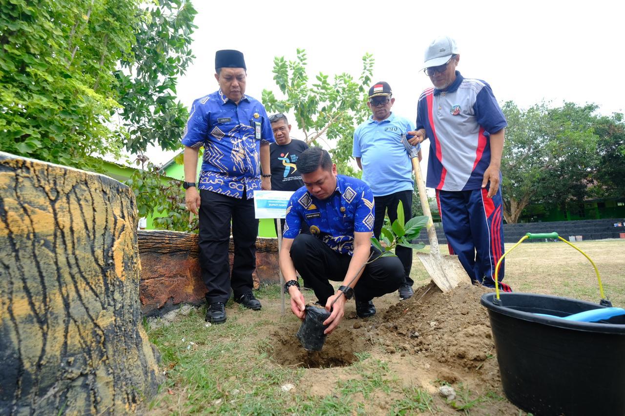 Bupati Gowa Lakukan Penanaman Pohon Peringatan HSN di Ponpes Sulhas 