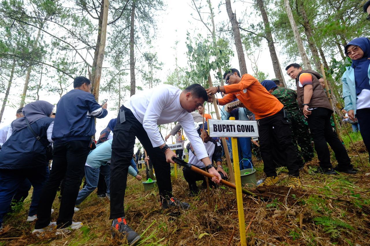 Jelang HJG Ke-704, Pemkab Gowa Tanam Pohon di Lahan Kritis 