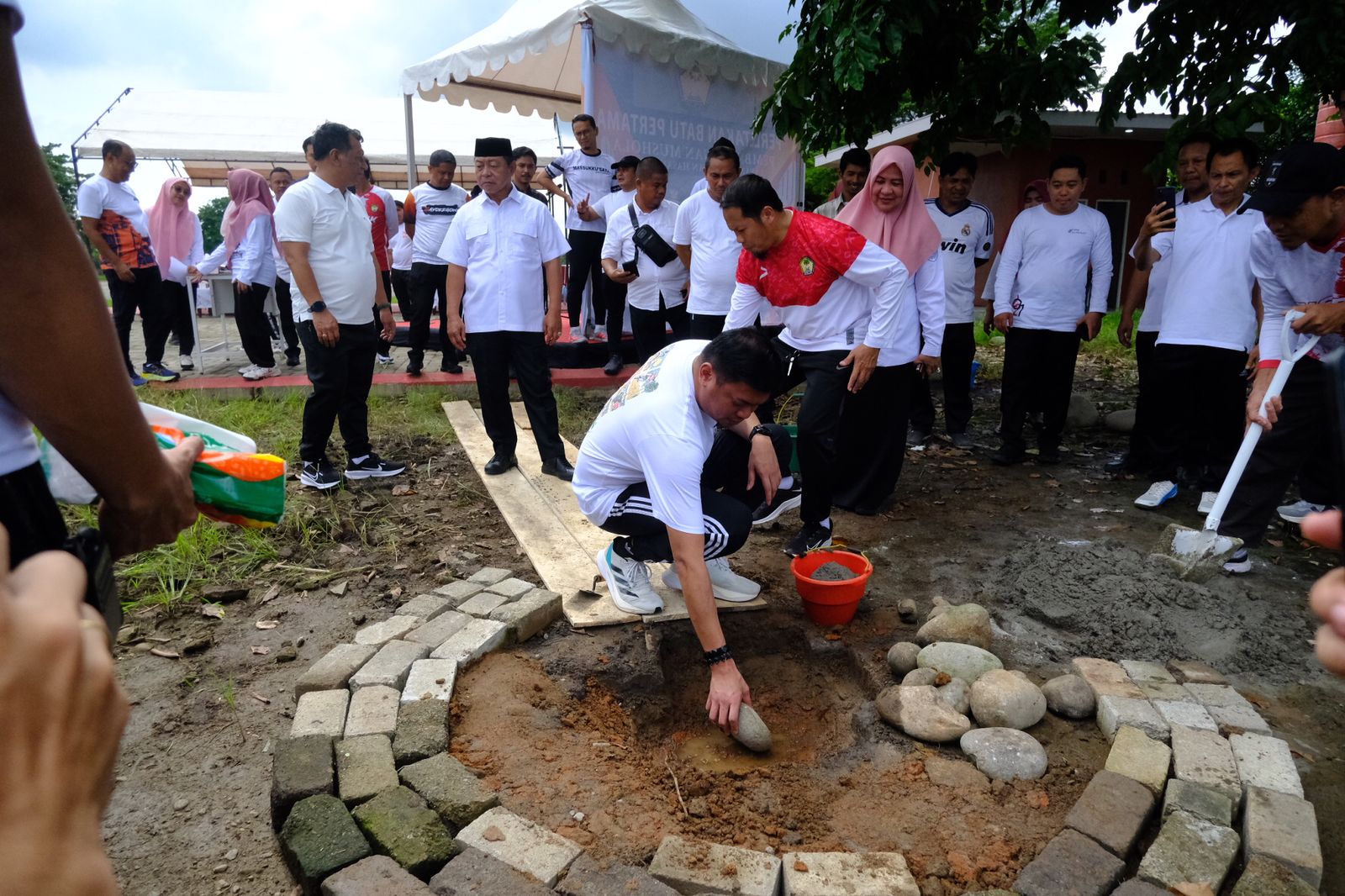 Akhir Masa Jabatan, AdnanKio Letakkan Batu Pertama Pembangunan Mushollah Lapangan Sultan Hasanuddin