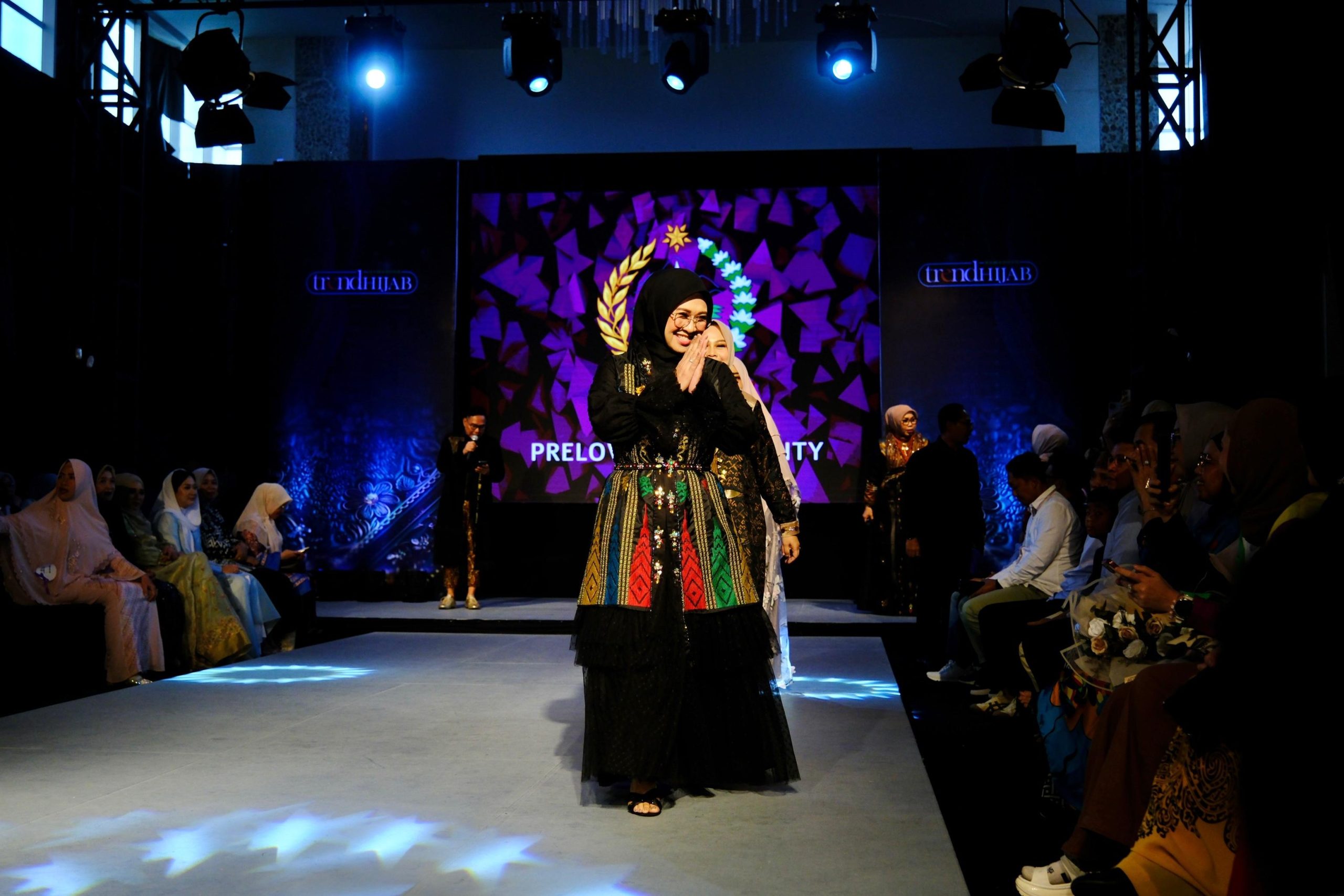 Dukung Perempuan Berkarya, Bupati Gowa Lelang Busana di Preloved for Charity
