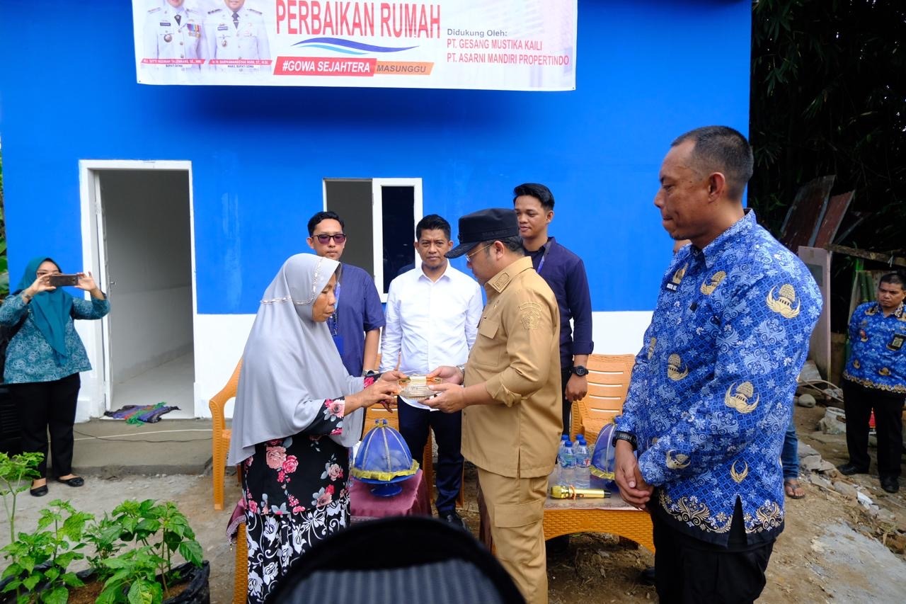Wabup Gowa Serahkan Bantuan Perbaikan Rumah dan Sambungan Listrik Warga Miskin Ekstrem