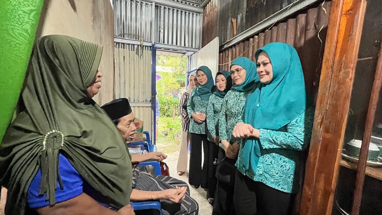 Ketua TP PKK Gowa Salurkan Bantuan Untuk Warga Miskin Ekstrem di Somba Opu
