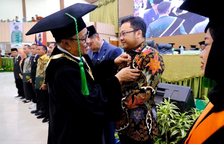 Wabup Gowa Terima Penghargaan dan Pin Emas dari UMI Makassar