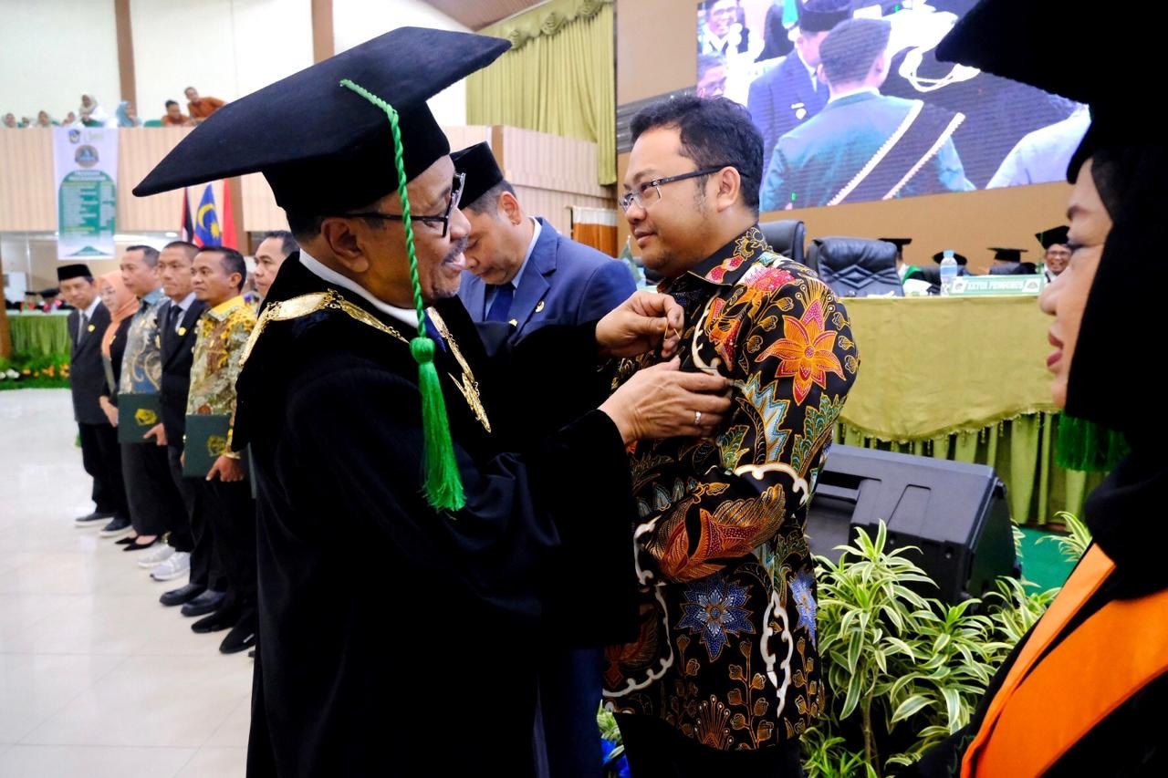 Wabup Gowa Terima Penghargaan dan Pin Emas dari UMI Makassar