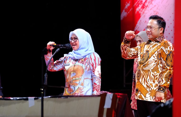 Sukses Kibarkan dan Turunkan Bendera, Bupati Husniah Apresiasi Keberhasilan Anggota Paskibraka