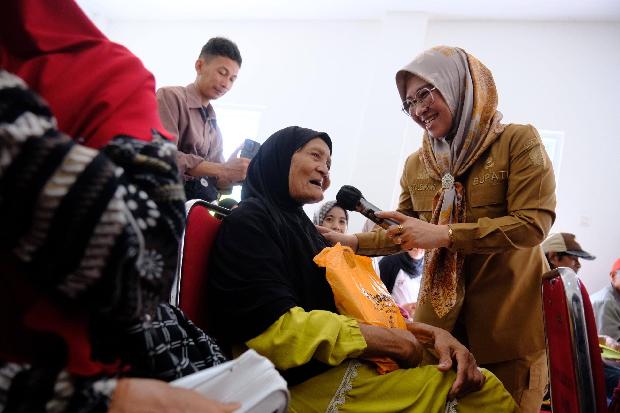 Bupati Gowa Distribusikan Kartu PKH dan Sembako untuk Warga di Lima Kecamatan