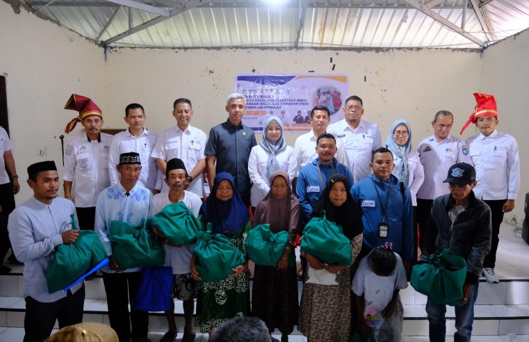 Pastikan Tepat Sasaran, Bupati Talenrang Turun Langsung Distribusikan KKS PKH dan BPNT di Biringbulu