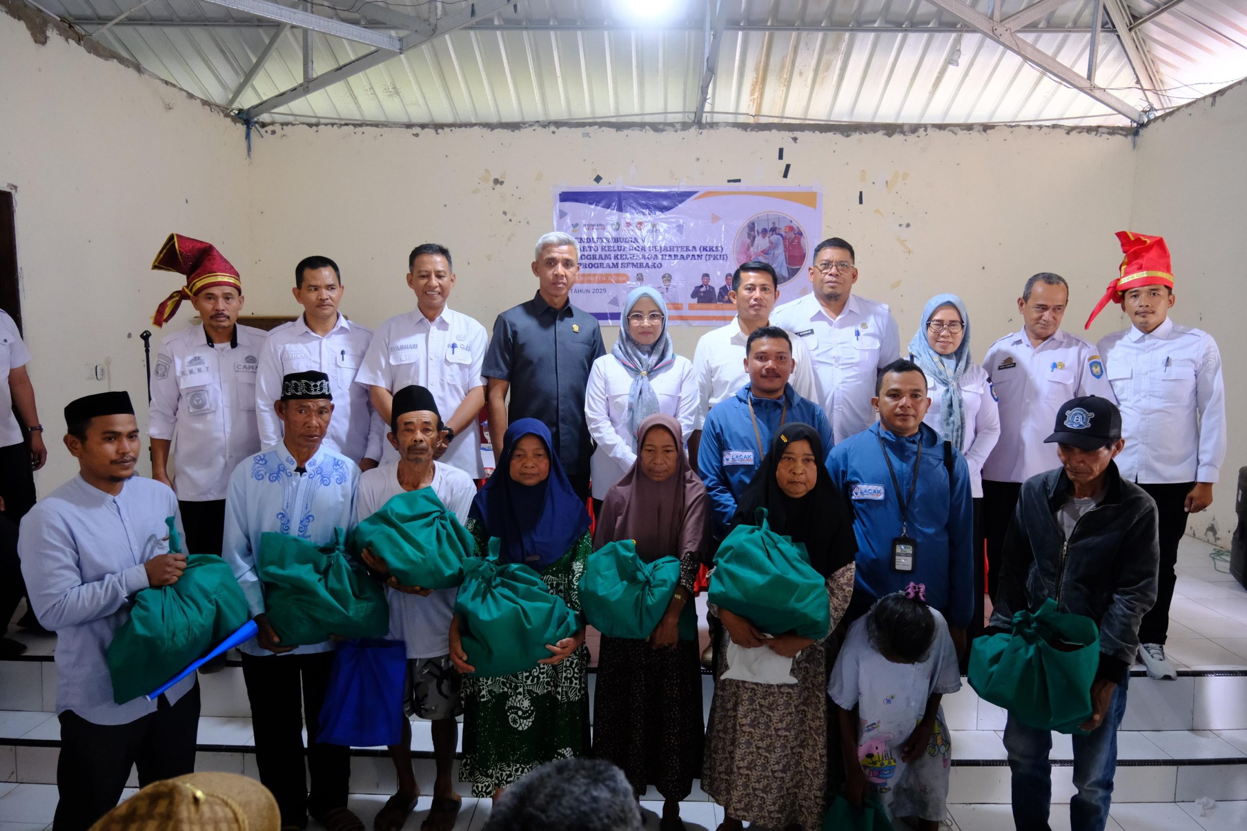 Pastikan Tepat Sasaran, Bupati Talenrang Turun Langsung Distribusikan KKS PKH dan BPNT di Biringbulu