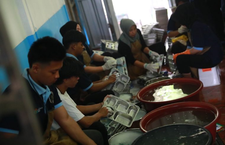 MBG Jadi Berkah Keluarga: Ibu Bekerja di Dapur, Anak Dapat Asupan Bergizi Gratis