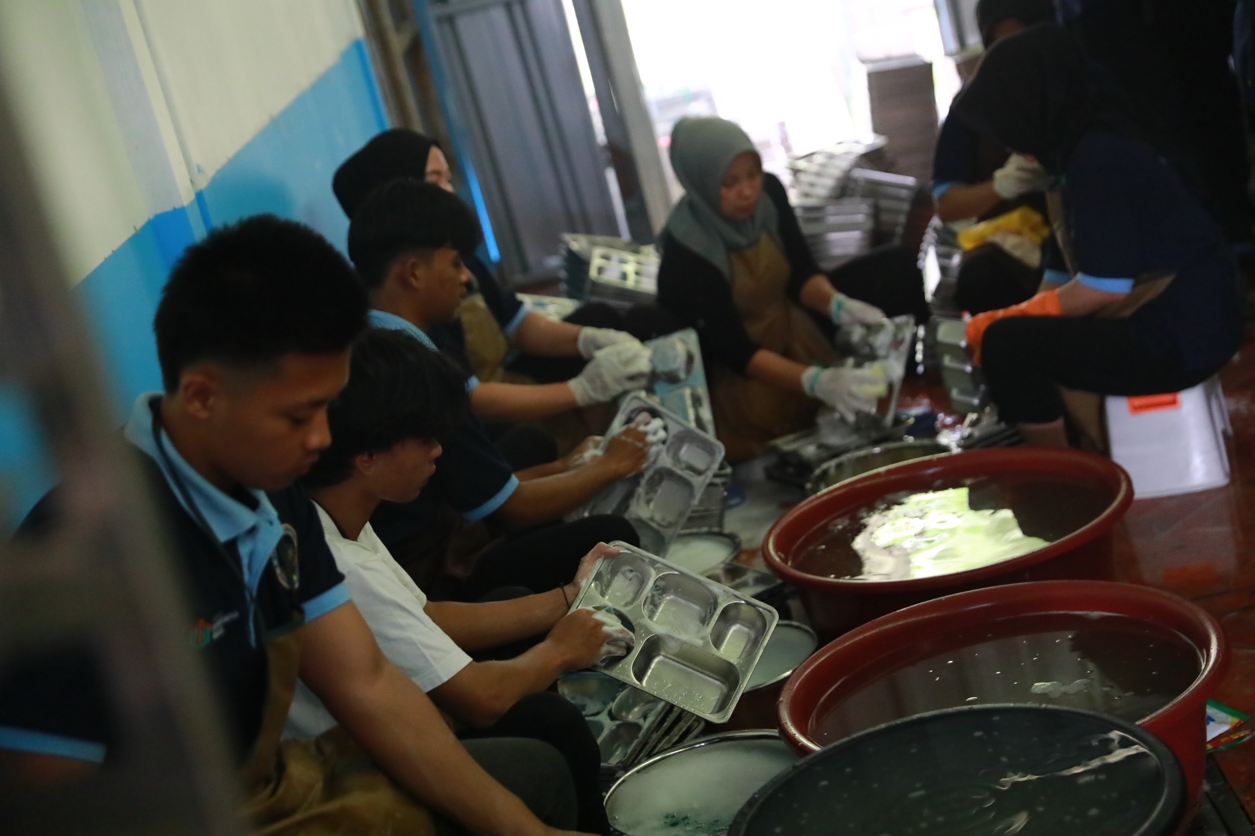 MBG Jadi Berkah Keluarga: Ibu Bekerja di Dapur, Anak Dapat Asupan Bergizi Gratis