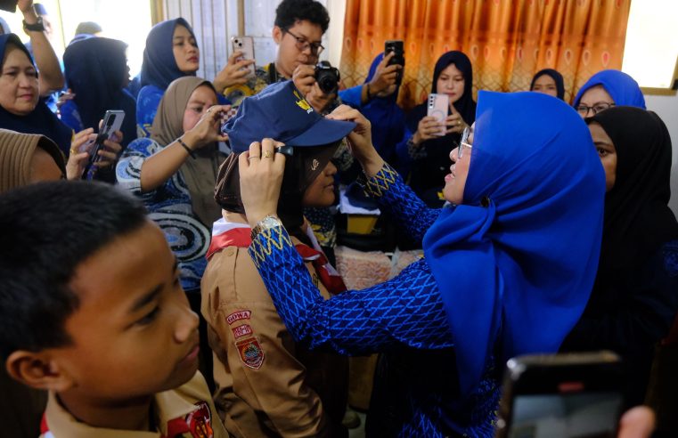 Tunaikan Janji Politik, Bupati Talenrang Kembali Salurkan Seragam Sekolah Gratis
