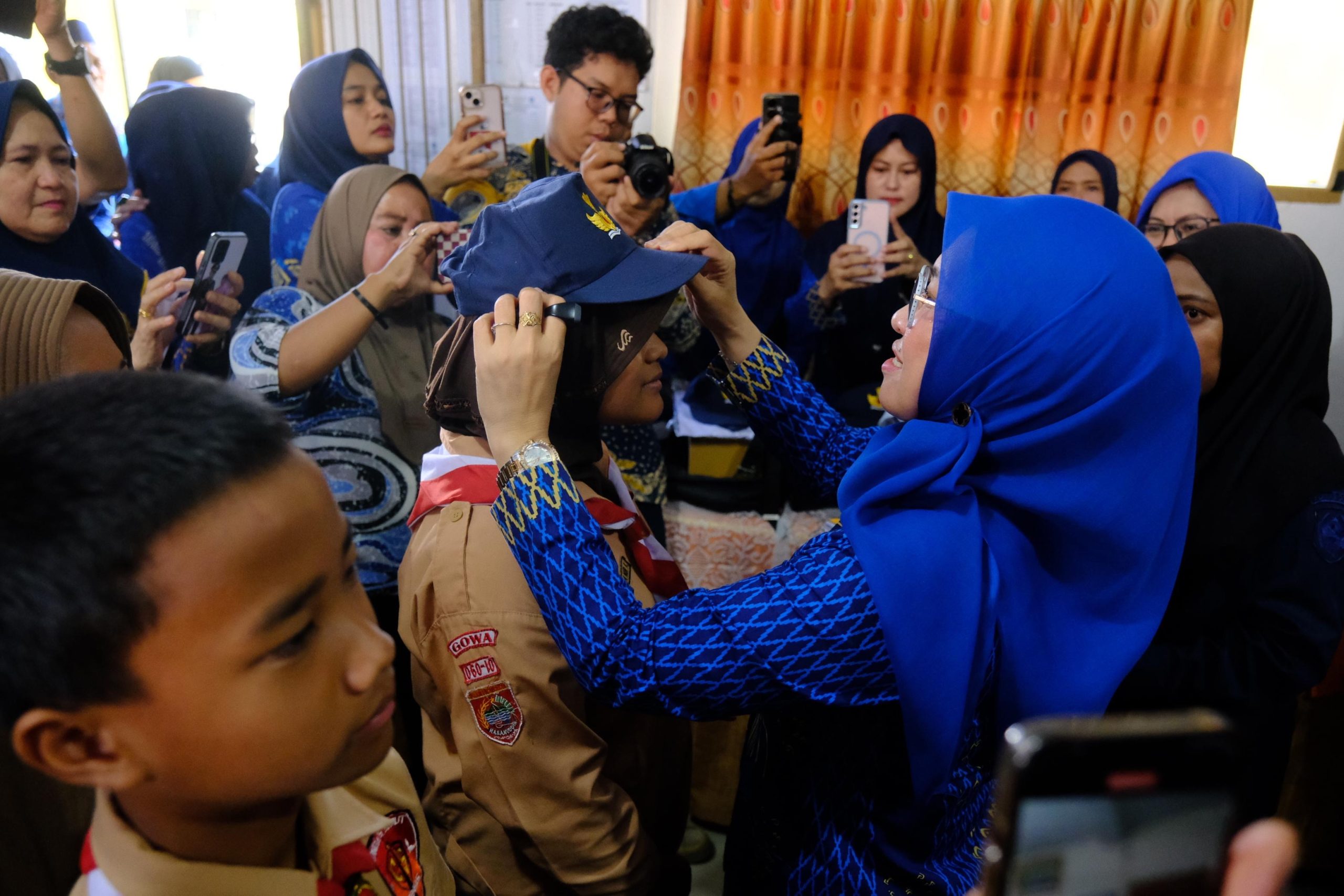 Tunaikan Janji Politik, Bupati Talenrang Kembali Salurkan Seragam Sekolah Gratis