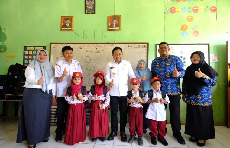 Hati Damai Tuntaskan Janji, Wakil Bupati Gowa Salurkan Seragam Sekolah Gratis
