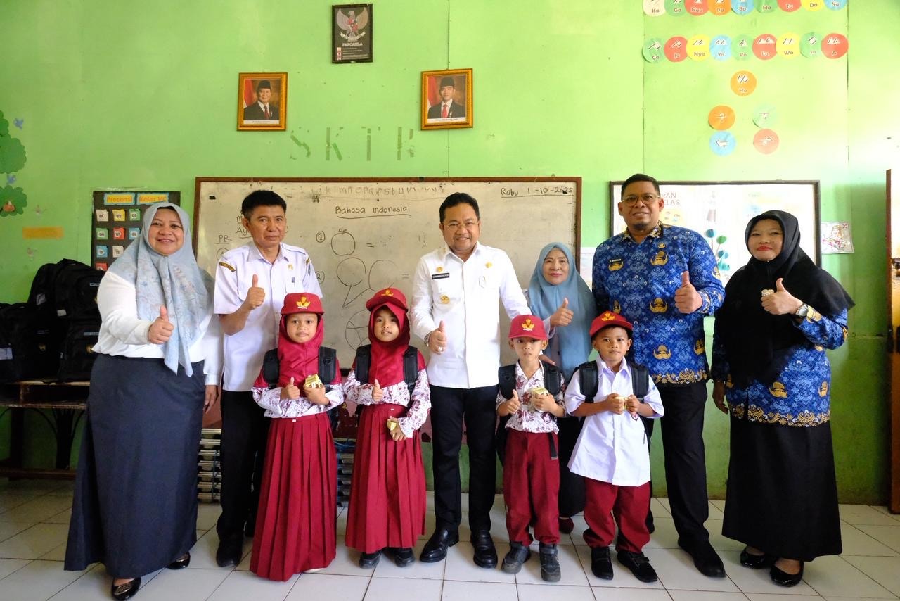 Hati Damai Tuntaskan Janji, Wakil Bupati Gowa Salurkan Seragam Sekolah Gratis