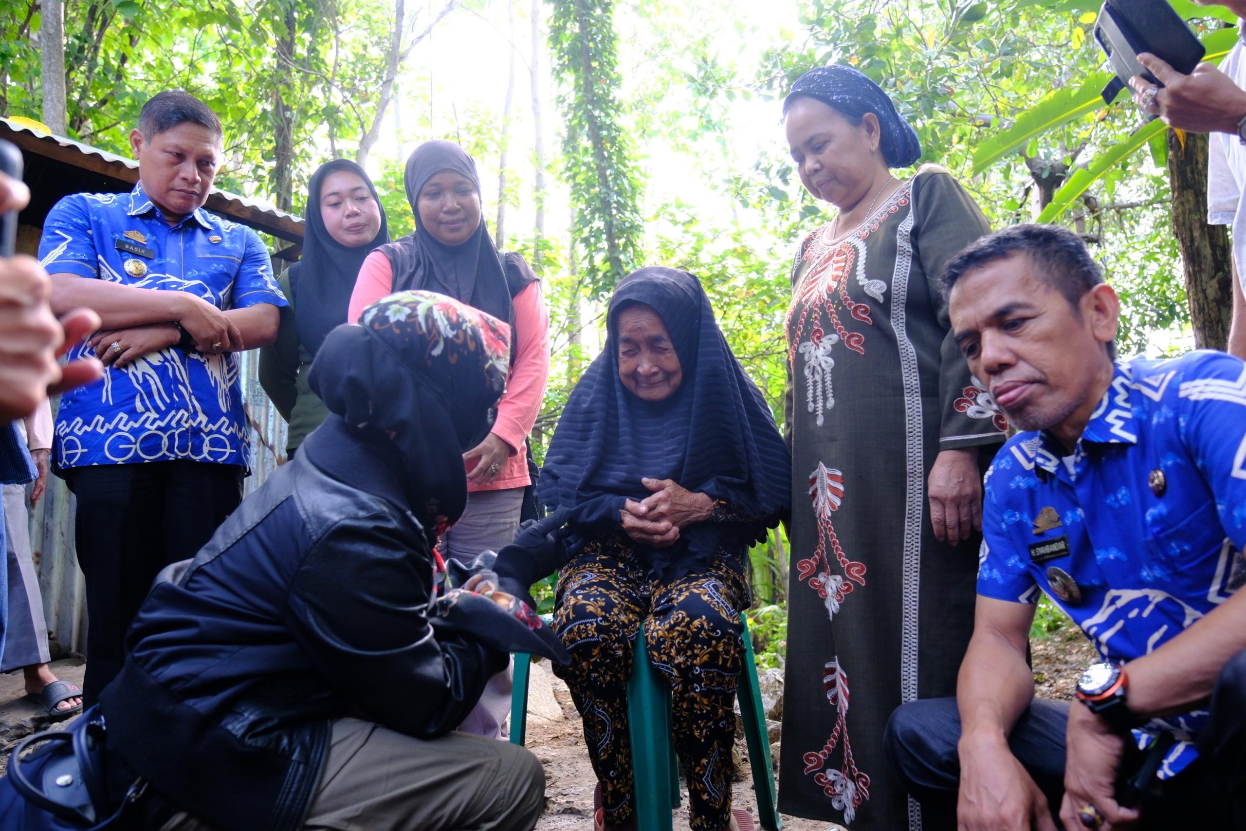 Lakukan Jumat Berbagi, Bupati Gowa Kunjungi Warga Miskin Ekstrem dan Beri Bantuan ke Masjid