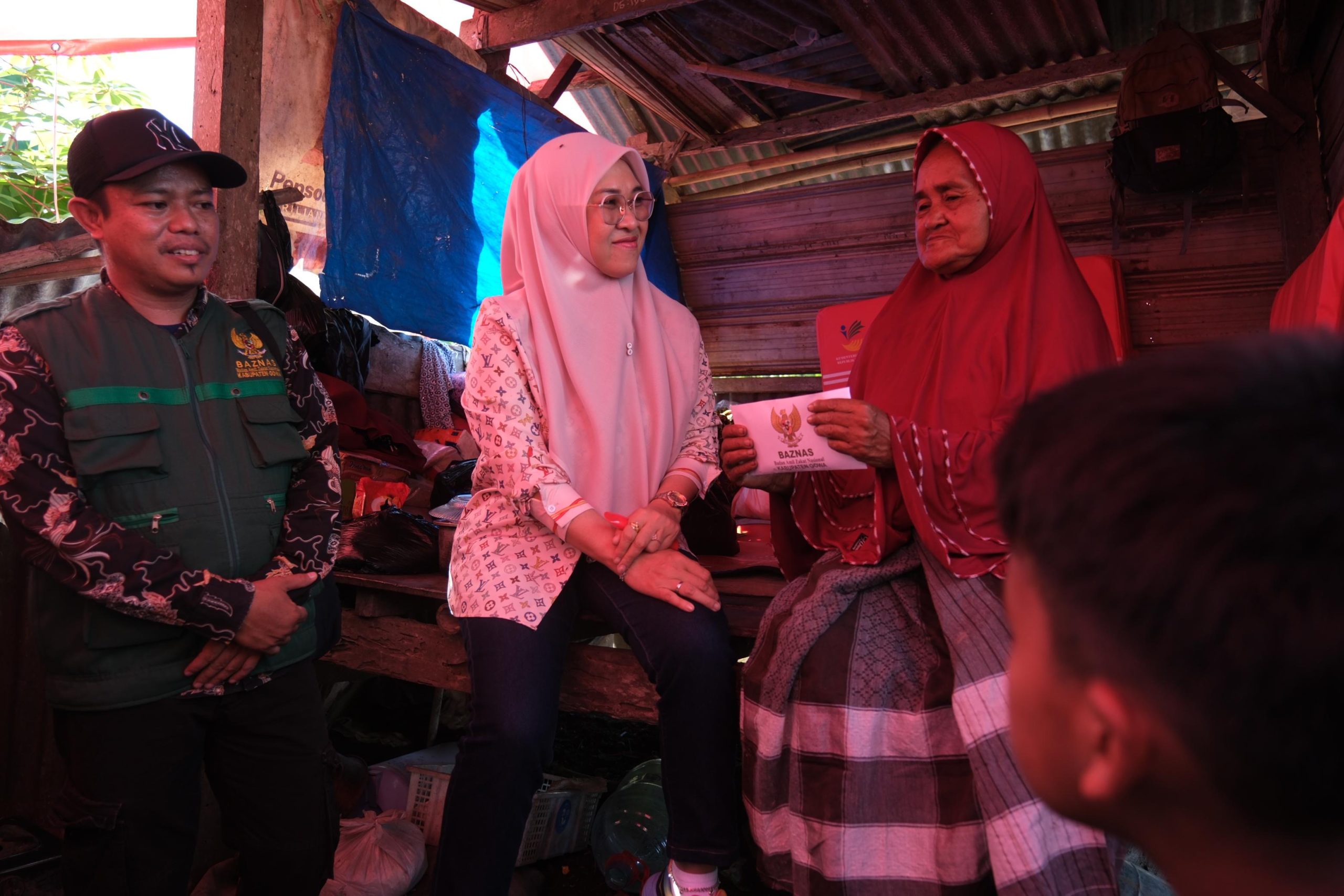 Kunjungi Korban Kebakaran, Bupati Gowa Salurkan Bantuan dan Rehabilitasi Rumah
