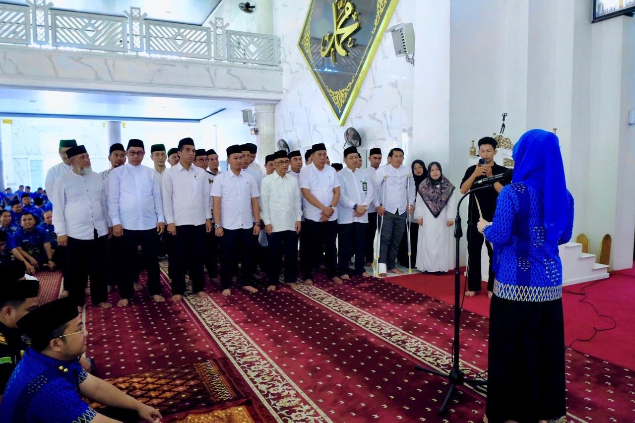 Kukuhkan Pengurus Baru, Bupati Talenrang Harap Masjid Agung Jadi Pusat Keagamaan
