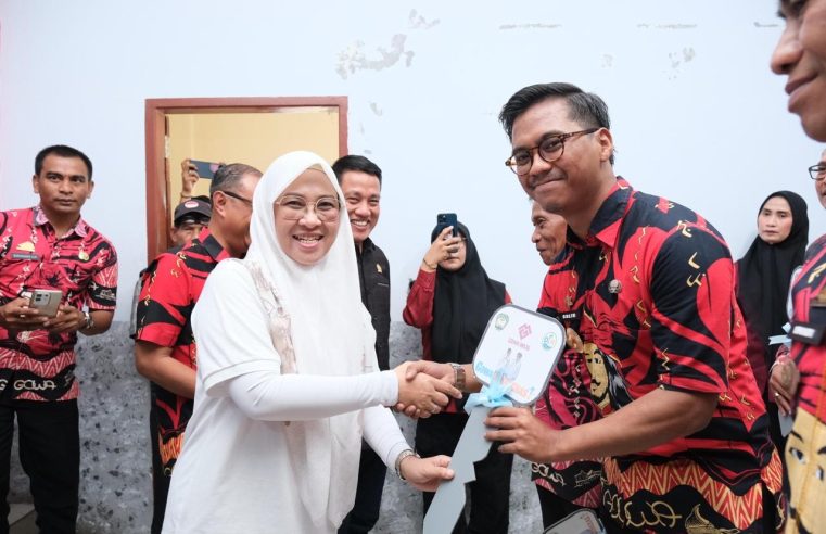 Tingkatkan Layanan Kebersihan di Somba Opu, Pemkab Gowa Serahkan Motor Sampah ke 14 Kelurahan