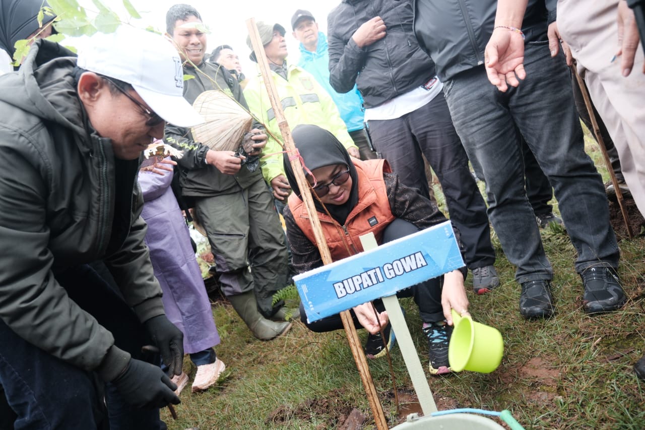 Tanam 10 Ribu Pohon, Bupati Gowa Ajak Semua Elemen Bersinergi Jaga Hutan dan Pegunungan