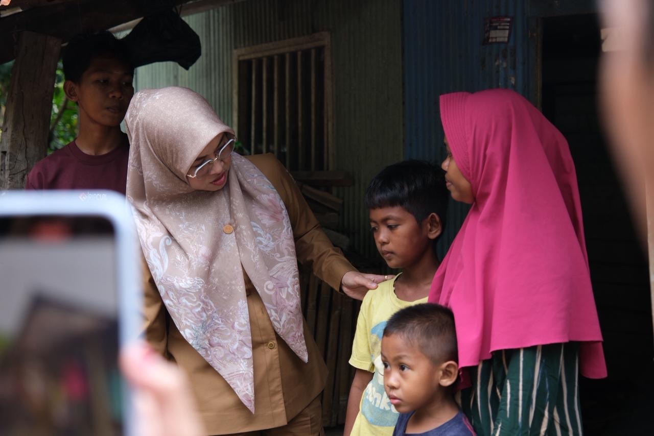 Bupati Gowa Kembali Turun Langsung Bantu Masyarakat Miskin Ekstrem di Pattallassang