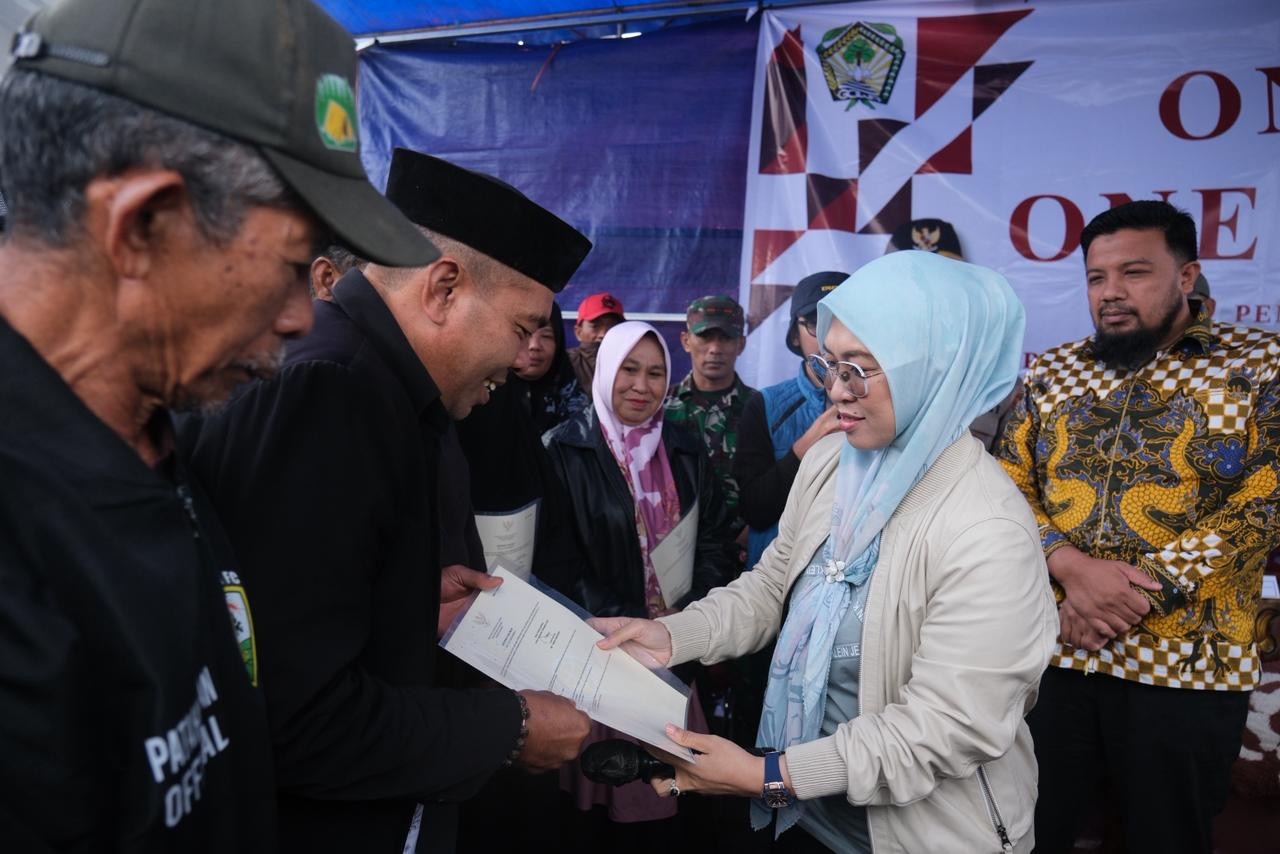 Perkuat Kepastian Hukum, Pemkab Gowa Bagikan 3.608 Sertifikat PTSL Kepada Masyarakat Tinggimoncong