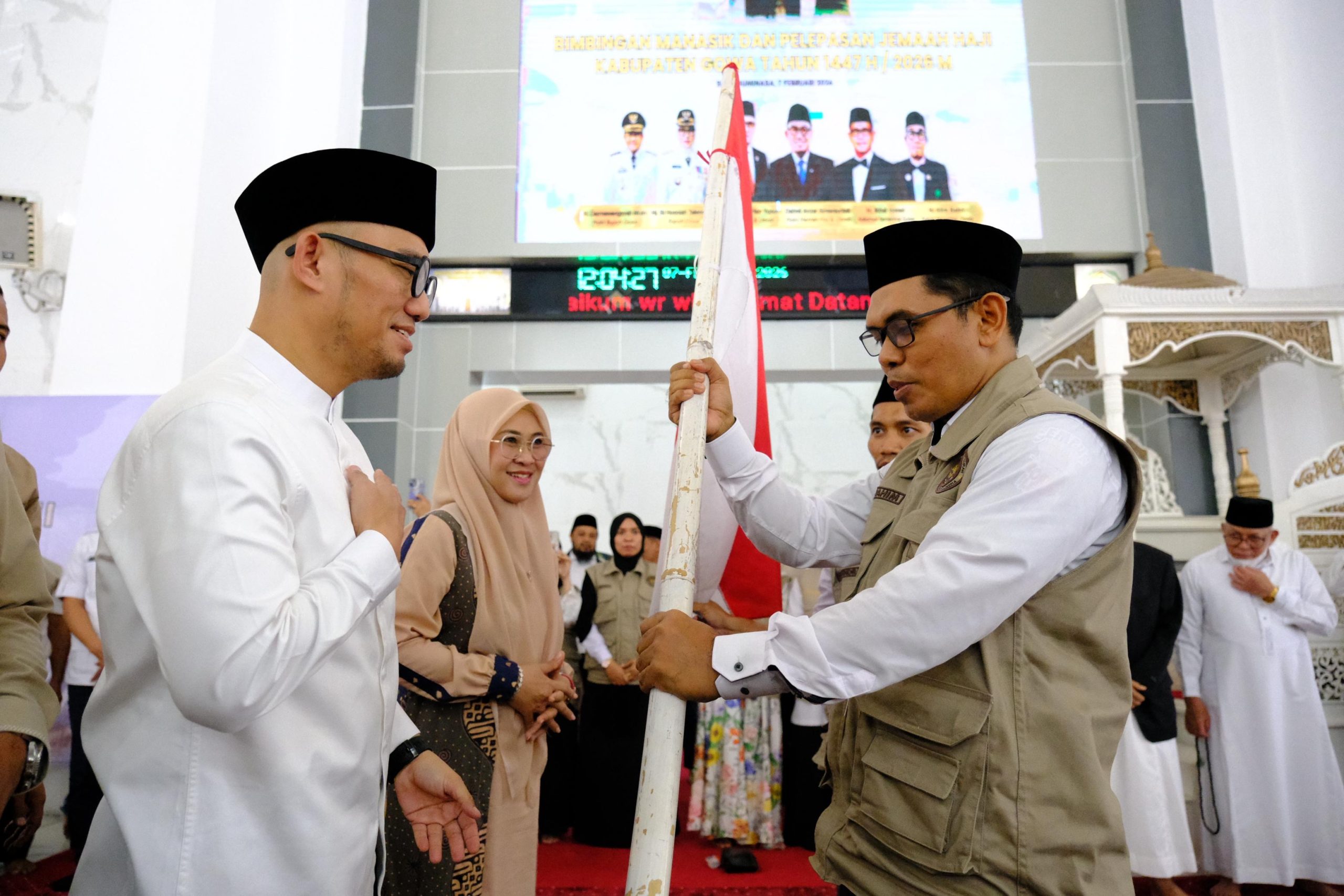 Kuota Haji Gowa Meningkat, Wamenhaj dan Bupati Gowa Lepas 1421 JCH