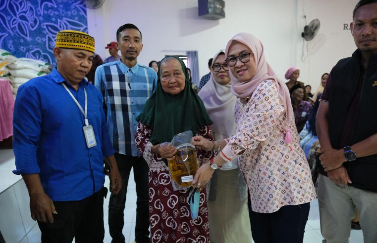 Pemkab Gowa-Bulog Salurkan Bantuan Pangan Ke Masyarakat Bontomarannu