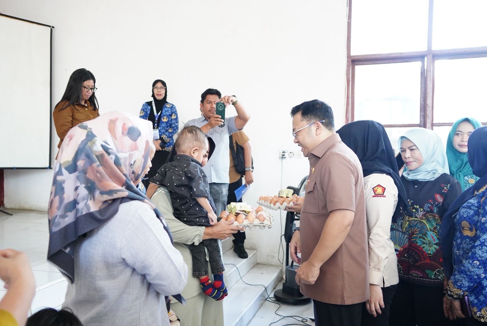 Wabup Gowa Salurkan 200 Paket Makanan Bergizi untuk Keluarga Berisiko Stunting di Bajeng