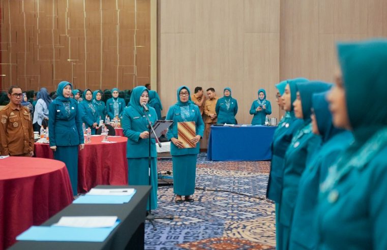 Lantik 6 Ketua TP PKK dan Ketua Tim Pembina Posyandu Kecamatan, Andi Tenri Indah Tekankan Integritas dan Pengabdian