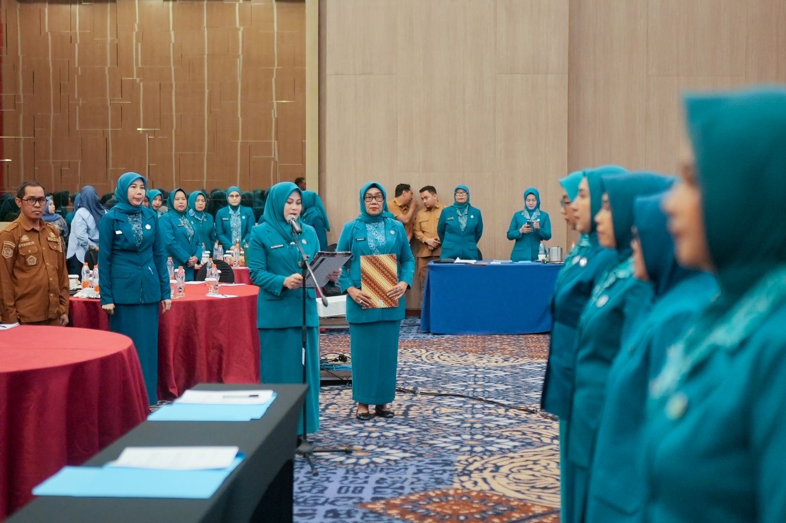 Lantik 6 Ketua TP PKK dan Ketua Tim Pembina Posyandu Kecamatan, Andi Tenri Indah Tekankan Integritas dan Pengabdian