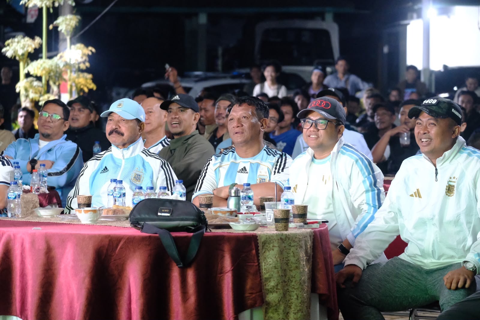 Eratkan Kebersamaan dengan Warga, Wabup Gowa dan Dandim Nobar Piala Dunia hingga Subuh