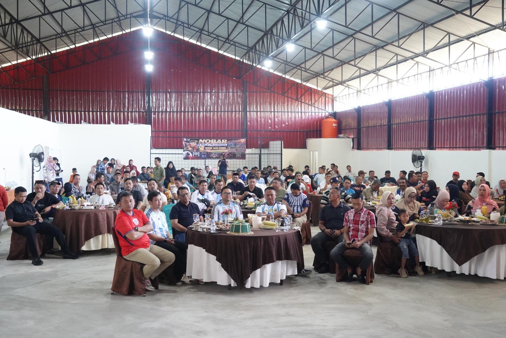 Wakil Bupati Gowa Nobar Piala Dunia Bersama Jajaran TNI dan Masyarakat Pattallassang